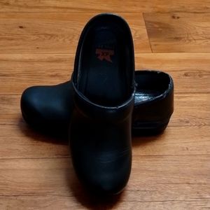 Dansko XP Black Clogs 39 Slip Resistant Women's US 8.5 - 9